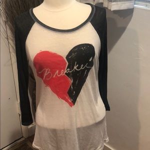 🚫🚫SOLD🚫🚫EUC Jersey style heart breaker shirt🌺🌺